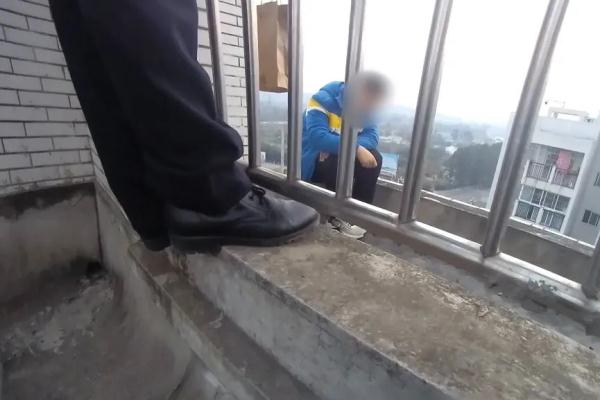 这橘子，可甜了！给警察叔叔点赞！