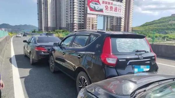 片刻走神,5车追尾,负全责! 片刻走神,5车追尾,负全责!