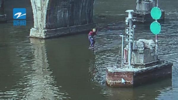 太危险了!这一幕看懵网友,最新消息:罚! 太危险了!这一幕看懵网友,最新消息:罚!