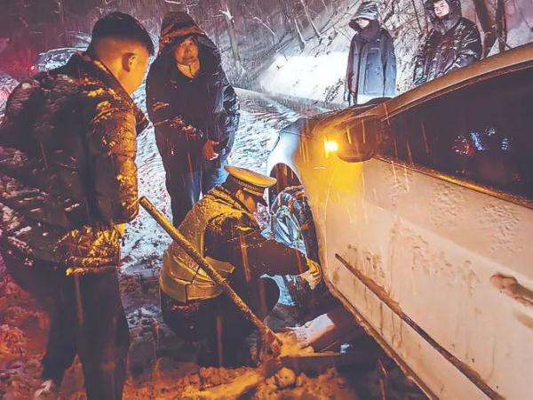 风雪中,暖心警事儿一箩筐! 风雪中,暖心警事儿一箩筐!