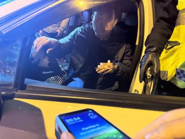 夜间出租车顶灯显示“求助”字样 ？一查竟有意外发现