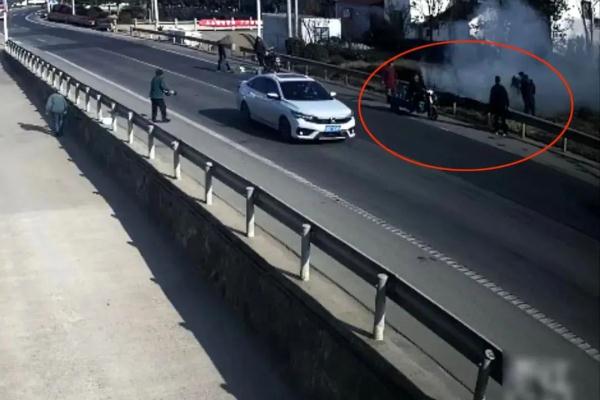 摩托车突发自燃,百元大钞撒一地 摩托车突发自燃,百元大钞撒一地