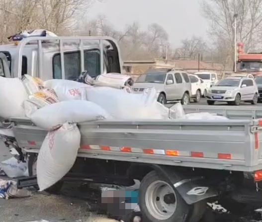 辽宁建平突发一起车祸多人倒地不起，医院：接到1名伤者，已住院