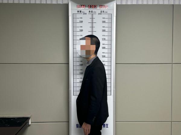 博眼球、追流量！尿检时，男子当场喝下“尿液”