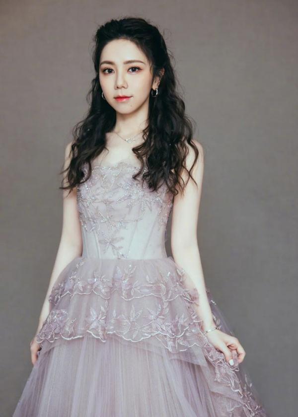 邓紫棋前经纪公司:禁止翻唱!涉及《泡沫》《我的秘密》等 邓紫棋前经纪公司:禁止翻唱!涉及《泡沫》《我的秘密》等