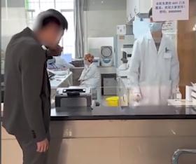 博眼球、追流量！尿检时，男子当场喝下“尿液”