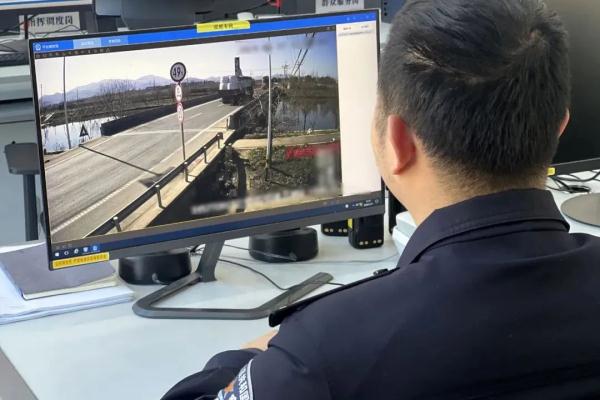 摩托车突发自燃,百元大钞撒一地 摩托车突发自燃,百元大钞撒一地