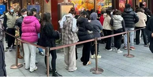 突然爆火！上海这里大排长龙，几乎人手一件！不少人从外地赶来抢购