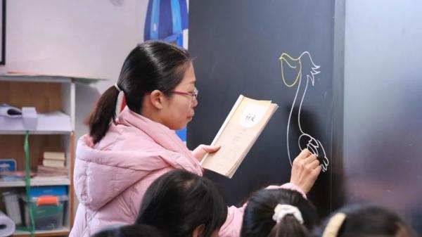 浙江一语文老师板书走红，网友“妈妈再也不用担心我的学习”