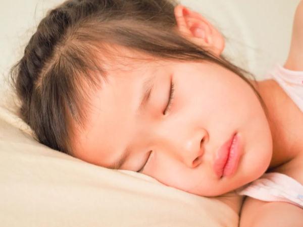 最佳睡眠不是睡够8小时？研究发现：这样睡觉的人，大脑更容易出问题！