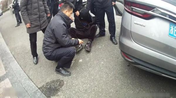 网约车司机因15年前杀人案落网：每次路过案发地都选择绕路，屡被投诉……