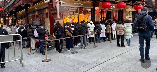 突然爆火！上海这里大排长龙，几乎人手一件！不少人从外地赶来抢购
