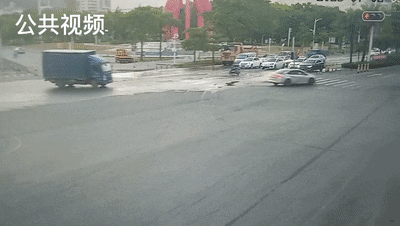 片刻走神,5车追尾,负全责! 片刻走神,5车追尾,负全责!