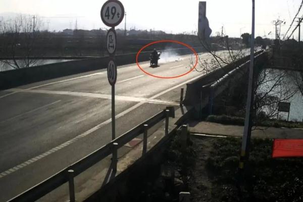 摩托车突发自燃,百元大钞撒一地 摩托车突发自燃,百元大钞撒一地