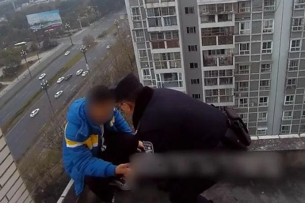 这橘子，可甜了！给警察叔叔点赞！