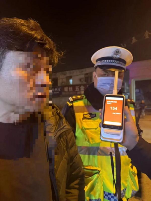 夜间出租车顶灯显示“求助”字样 ？一查竟有意外发现