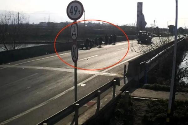 摩托车突发自燃,百元大钞撒一地 摩托车突发自燃,百元大钞撒一地