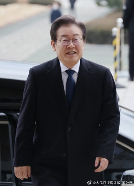 李在明遇袭15天后重返岗位：微笑露面 说自己经历的意外微不足道