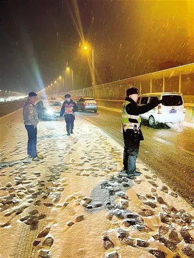 暴雪结冰天气 郑州市多部门联动保障市民出行