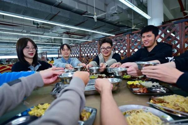 “AI鸡汤，请全校师生免费喝”
