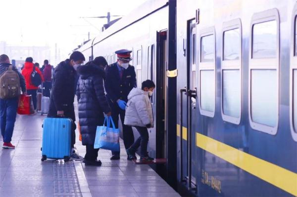 全程4267公里！这趟“候鸟列车”带你穿越四季