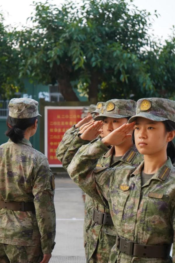 “一道杠”女军官，立功了！