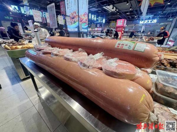 被东北人的脑洞惊到了!这一根上百斤的火腿肠比腿都粗…… 被东北人的脑洞惊到了!这一根上百斤的火腿肠比腿都粗……
