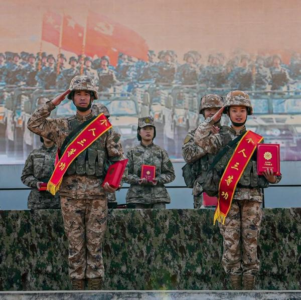 “一道杠”女军官，立功了！