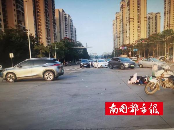 电动车闯红灯酿事故致2人受伤！海口交警提醒→