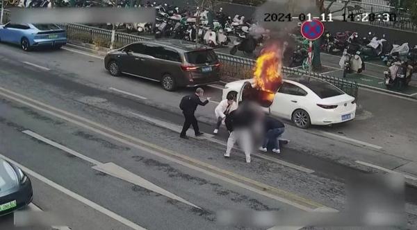 祝贺！冲进火海救人的他俩获嘉奖