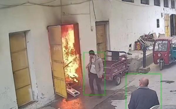 又闯大祸！“熊孩子”路边放炮，引发仓库大火