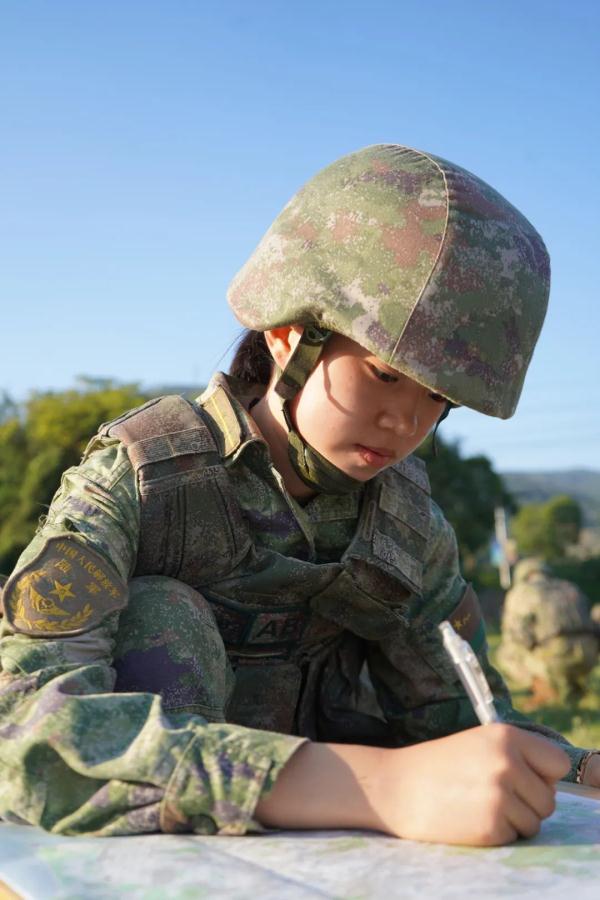 “一道杠”女军官，立功了！