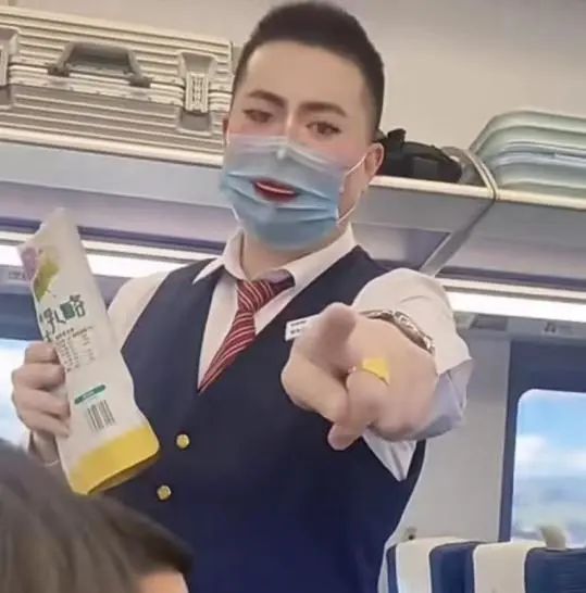 高铁座位旁边是个大学生？网友：那你有福了！