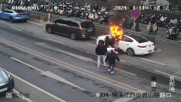 祝贺！冲进火海救人的他俩获嘉奖