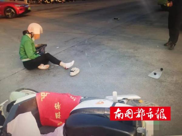 电动车闯红灯酿事故致2人受伤！海口交警提醒→