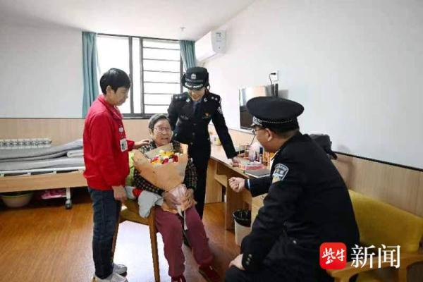 腊八节暖心行动:派出所民警为养老院的老人们送去温暖与祝福 腊八节暖心行动:派出所民警为养老院的老人们送去温暖与祝福