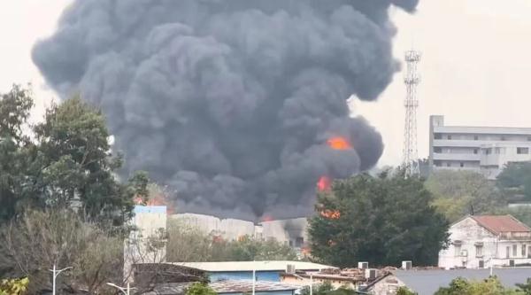 广东佛山一厂房发生火灾 广东佛山一厂房发生火灾