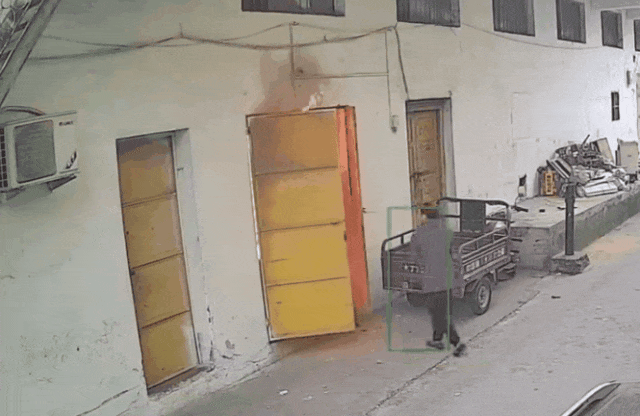 又闯大祸！“熊孩子”路边放炮，引发仓库大火