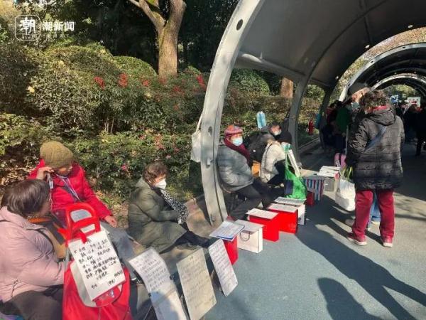 25岁西班牙女博主被当场求婚，上海人民公园相亲角竟然火出国门了？