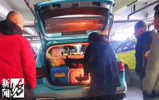 上海一出租车司机在后备箱生火做饭?不是第一次了!最新回应:清退、纳入黑名单 上海一出租车司机在后备箱生火做饭?不是第一次了!最新回应:清退、纳入黑名单