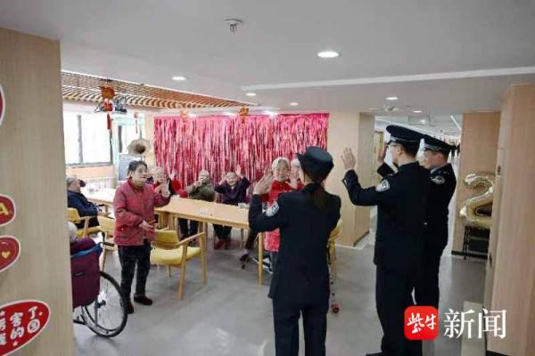 腊八节暖心行动:派出所民警为养老院的老人们送去温暖与祝福 腊八节暖心行动:派出所民警为养老院的老人们送去温暖与祝福
