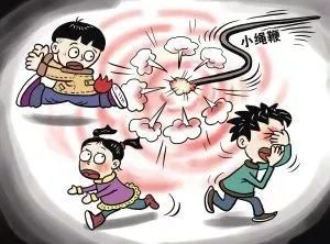 又闯大祸！“熊孩子”路边放炮，引发仓库大火