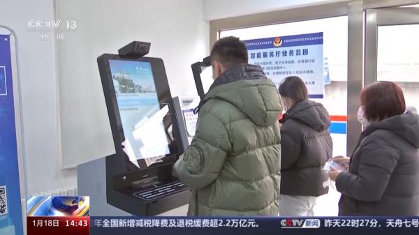 北京出入境办证迎高峰 警方提示错峰办理 北京出入境办证迎高峰 警方提示错峰办理