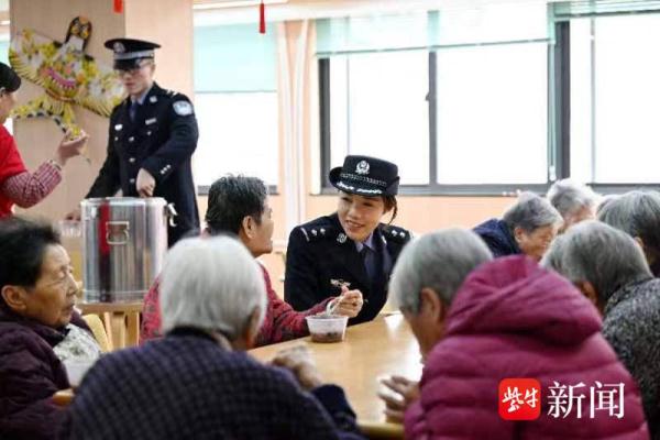 腊八节暖心行动:派出所民警为养老院的老人们送去温暖与祝福 腊八节暖心行动:派出所民警为养老院的老人们送去温暖与祝福