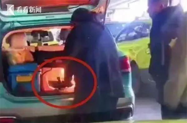 上海一出租车司机在后备箱生火做饭?不是第一次了!最新回应:清退、纳入黑名单 上海一出租车司机在后备箱生火做饭?不是第一次了!最新回应:清退、纳入黑名单