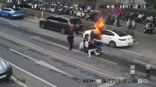 祝贺！冲进火海救人的他俩获嘉奖