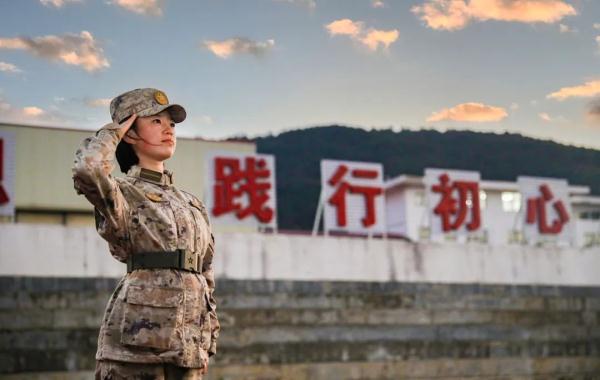 “一道杠”女军官，立功了！