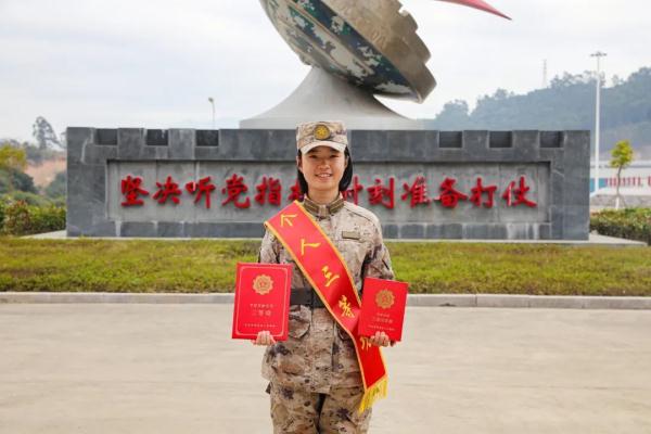 “一道杠”女军官，立功了！