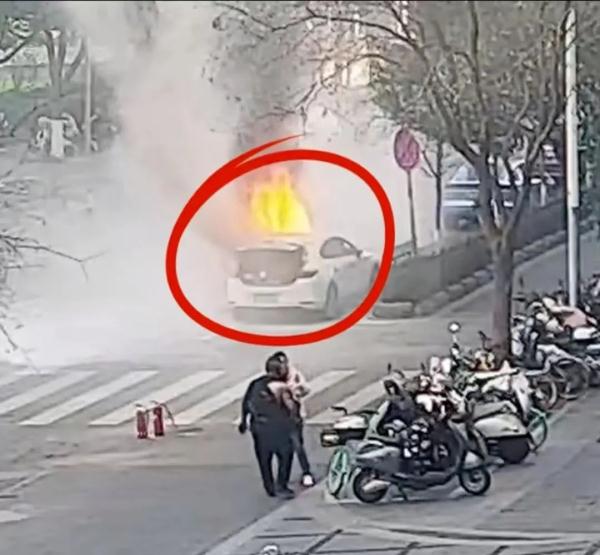 祝贺！冲进火海救人的他俩获嘉奖