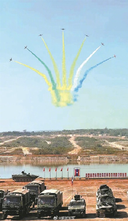 中国空军“红鹰”飞行表演队参加老挝人民军建军75周年庆祝活动